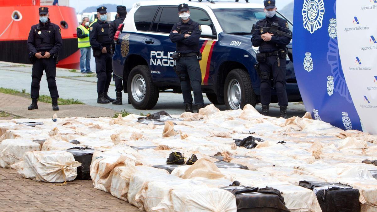Agentes de la Policía Nacional posan junto a un cargamento de cuatro toneladas de cocaína intervenidas en 2020.