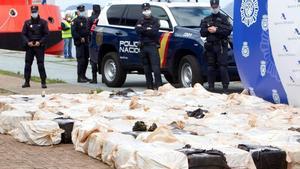 Agentes de la Policía Nacional posan junto a un cargamento de cuatro toneladas de cocaína intervenidas en 2020.