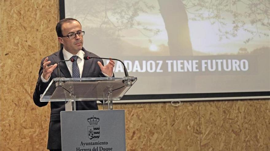 El presidente de la Diputación de Badajoz presenta un presupuesto de 166 millones que no negociará con el PP