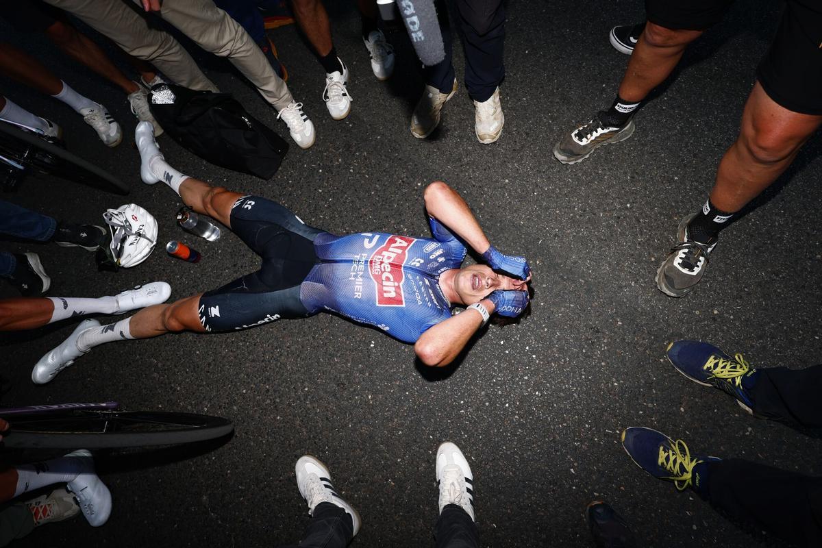 22 July 2026, France, Voiron: Belgian cyclist Jasper Philipsen of Alpecin-Premier Tech celebrates after winning stage 17 of the 2026 Tour de France, a 174.7 km from Chambery to Voiron. Photo: Pool Luca Bettini/Belga/dpa 22/07/2026 ONLY FOR USE IN SPAIN. Pool Luca Bettini/Belga/dpa;cycling;sports;Tour de France cycling race - Stage 17