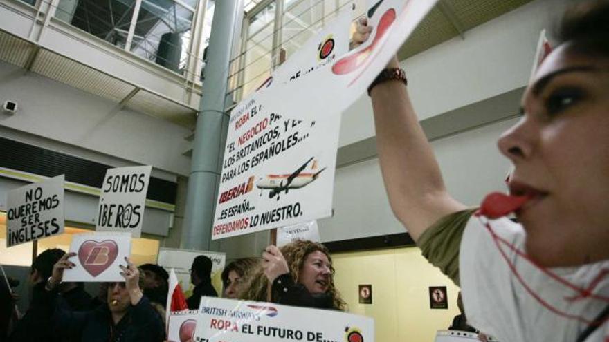 La protesta de los trabajadores de Iberia, ayer, en el aeropuerto.