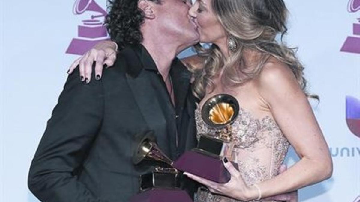 Carlos Vives recibe la felicitación de su mujer tras recoger los premios.