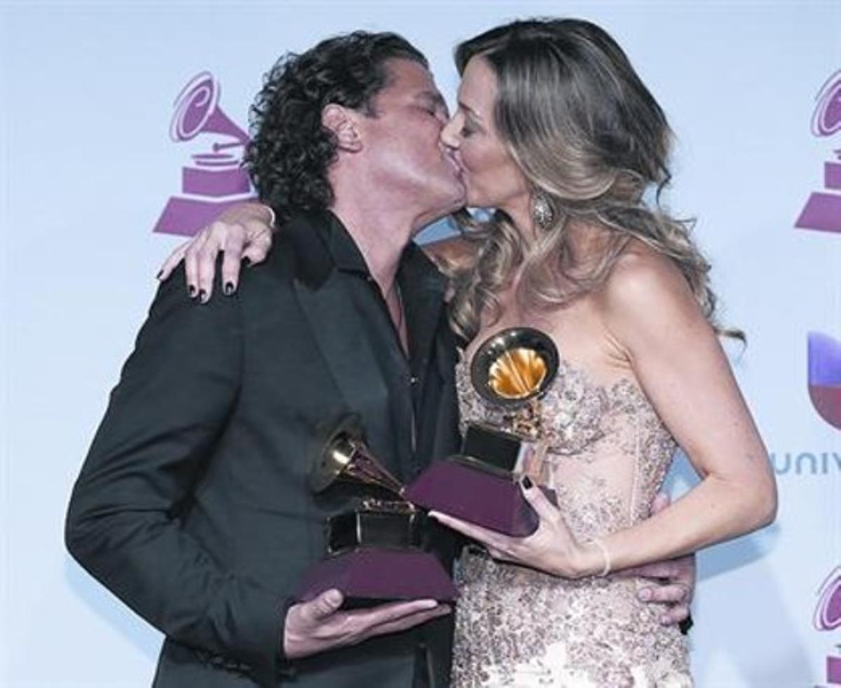 Carlos Vives rep la felicitació de la seva dona després de recollir els premis.