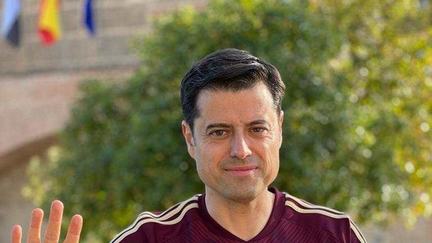 Alejandro Vélez registra la candidatura de Badajoz 5 Estrellas.