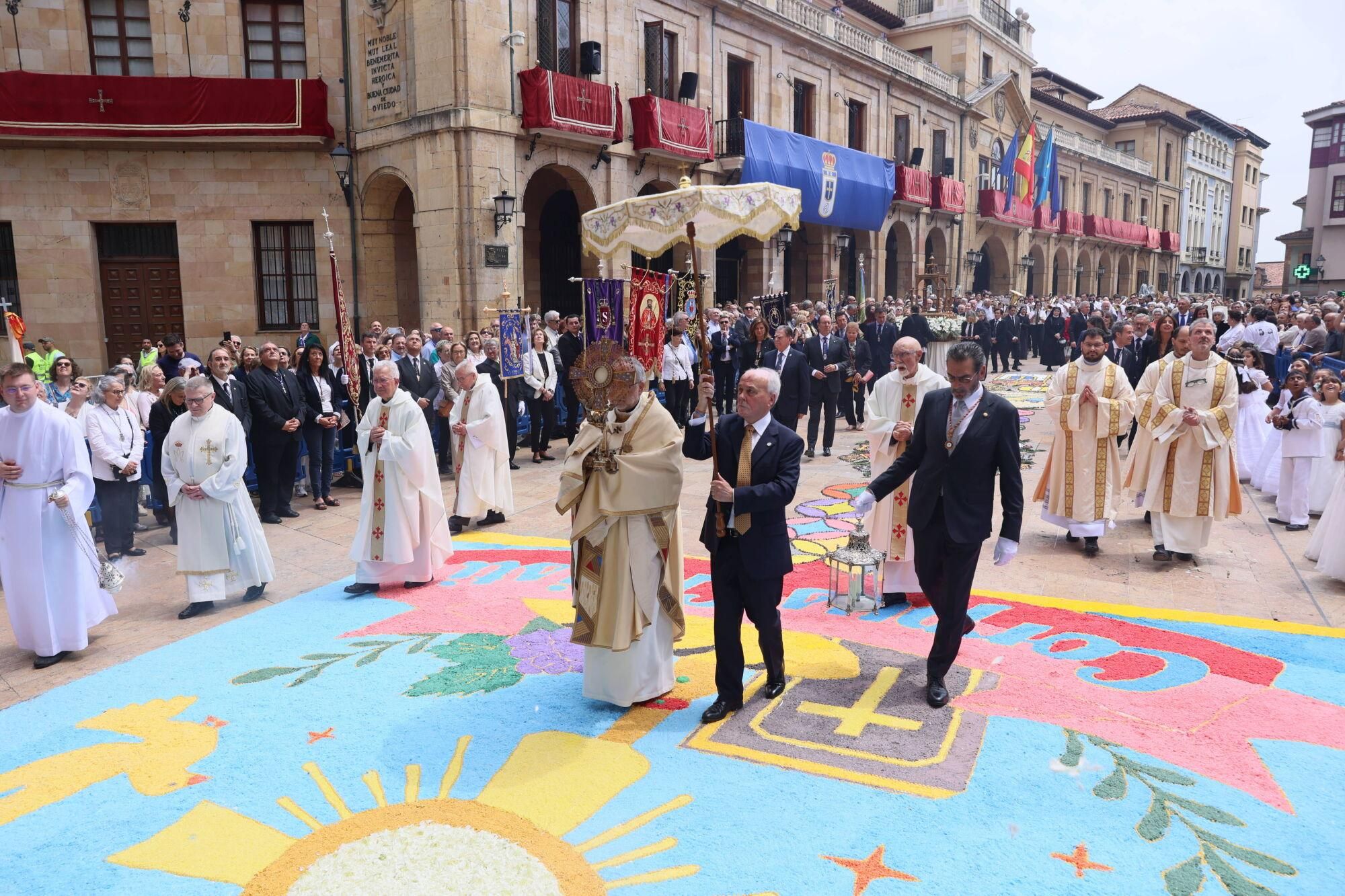 Así fue la misa del Corpus Christi en la catedral de Oviedo.