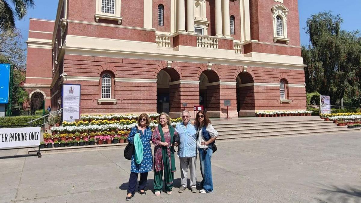 Llegan a Madrid los primeros españoles expatriados de Omán por la guerra en Irán