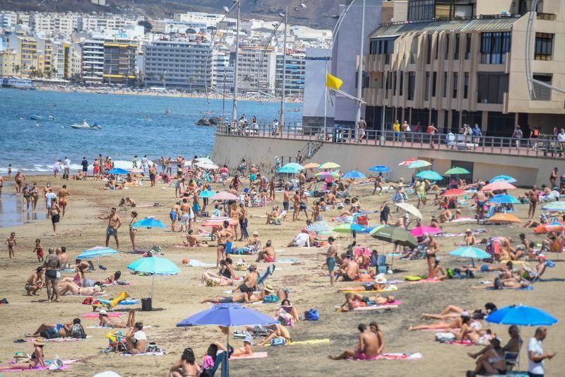 06-09-20  GRAN CANARIA. PLAYA DE LAS CANTERAS.  LAS PALMAS DE GRAN CANARIA. Reportaje de jóvenes y Covid por la ciudad. Fotos: Juan Castro.  | 06/09/2020 | Fotógrafo: Juan Carlos Castro