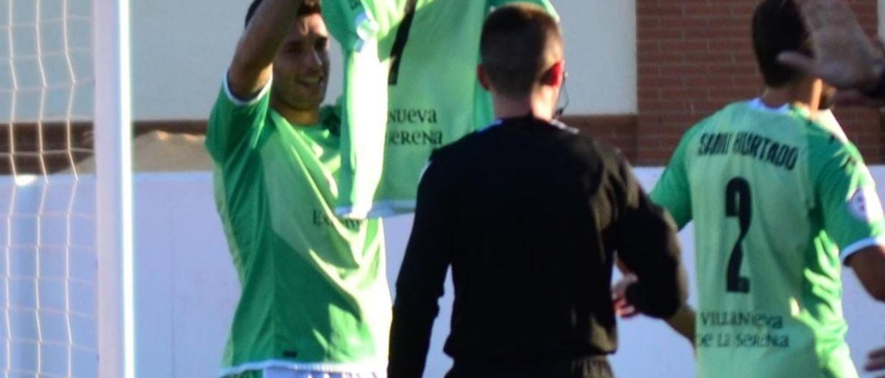 Sillero dedica el gol al lesionado Óscar Muñoz mostrando la camiseta del canterano.
