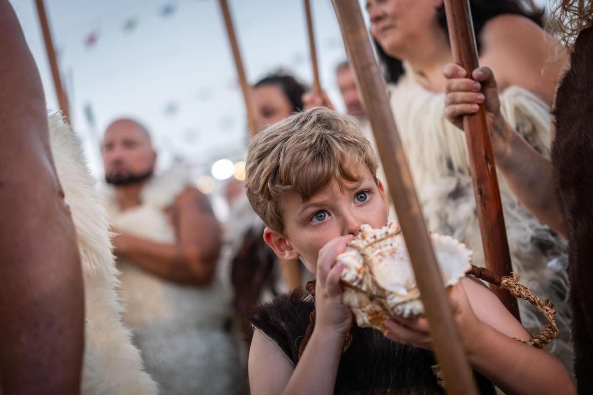 Un niño guanche a canto de bucio