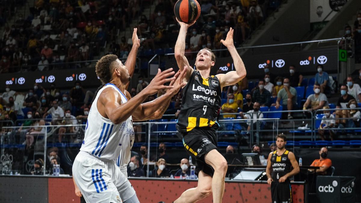 Huertas lanza a canasta ante Tavares en la Supercopa de 2021 jugada en Tenerife.