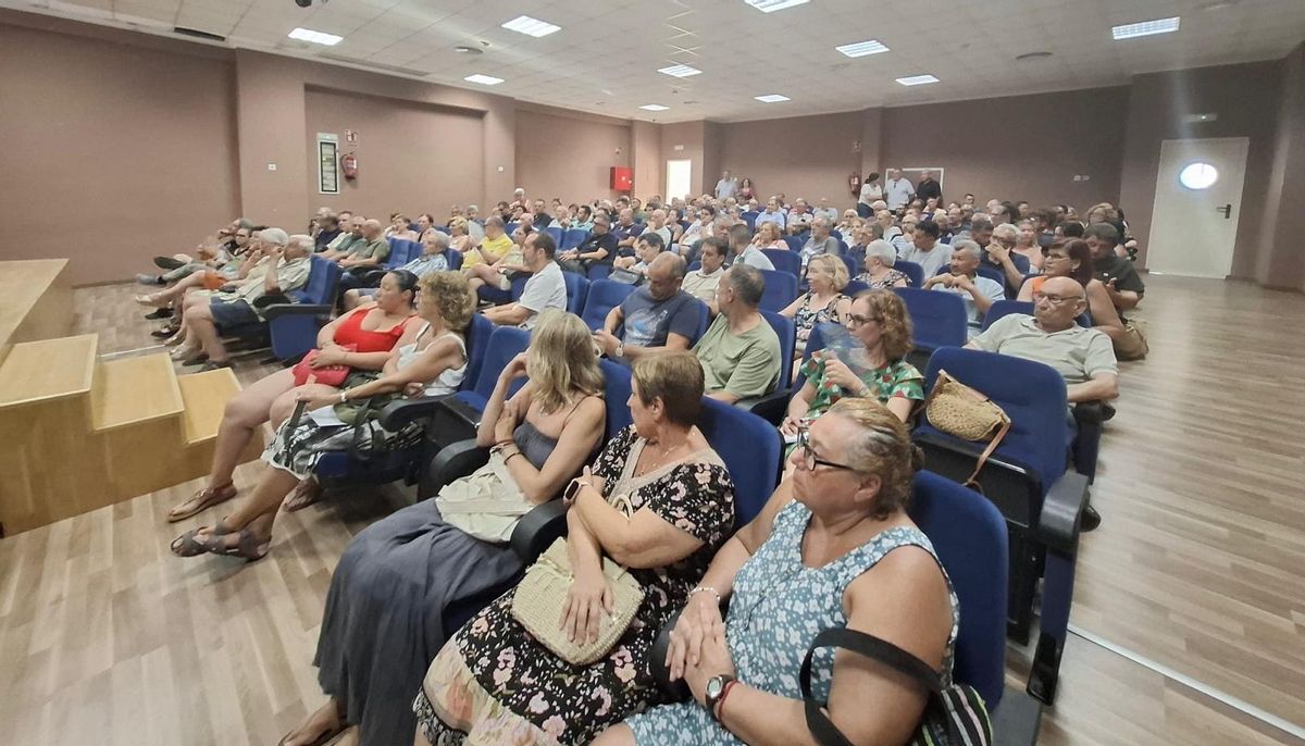 Numerosos vecinos acudieron a la asamblea informativa.