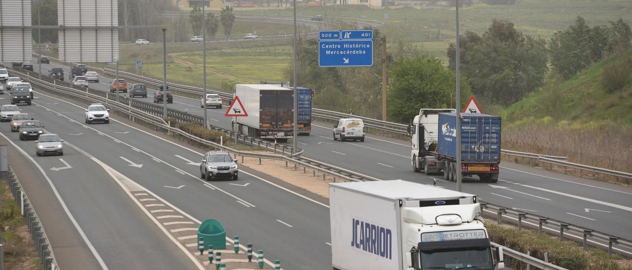 Camiones circulan por la autovía este viernes en Córdoba.