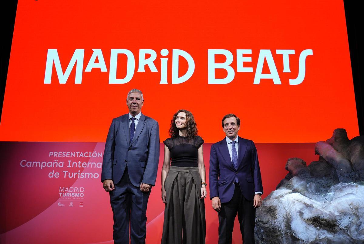 De los Mozos, Ayuso y Almeida durante la presentación de la campaña 'Madrid Beats'.