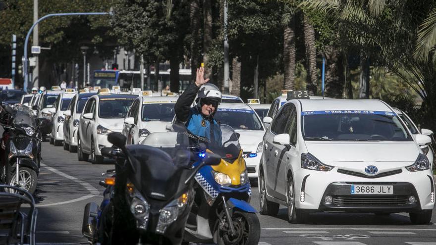 Taxistas bajado por el Paseo de Soto esta mañana