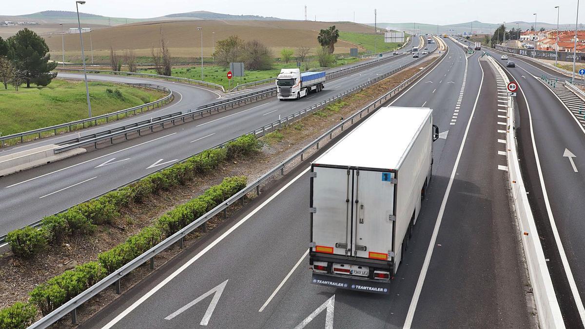 Circulación de camiones en las vías de acceso y salida de la ciudad de Córdoba.