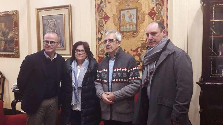 Jesús Vázquez, con la artesana Olga Santos, Paco Ascón y José Luis Troitiño, gerente del Liceo. // I. Osorio