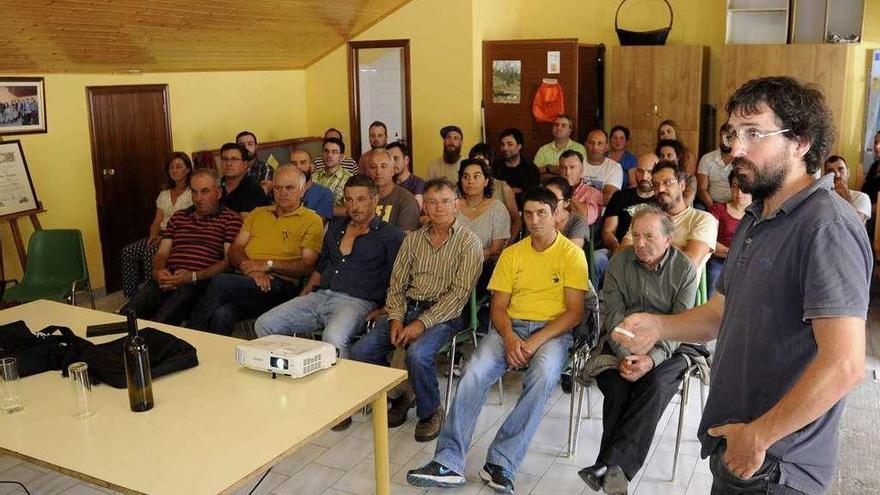 Martiño Nercellas expone ante los participantes del Seminario en Zobra. // Bernabé/Javier Lalín