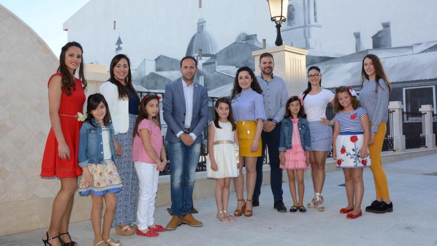 Las candidatas posando con el alcalde y el edil de Fiestas