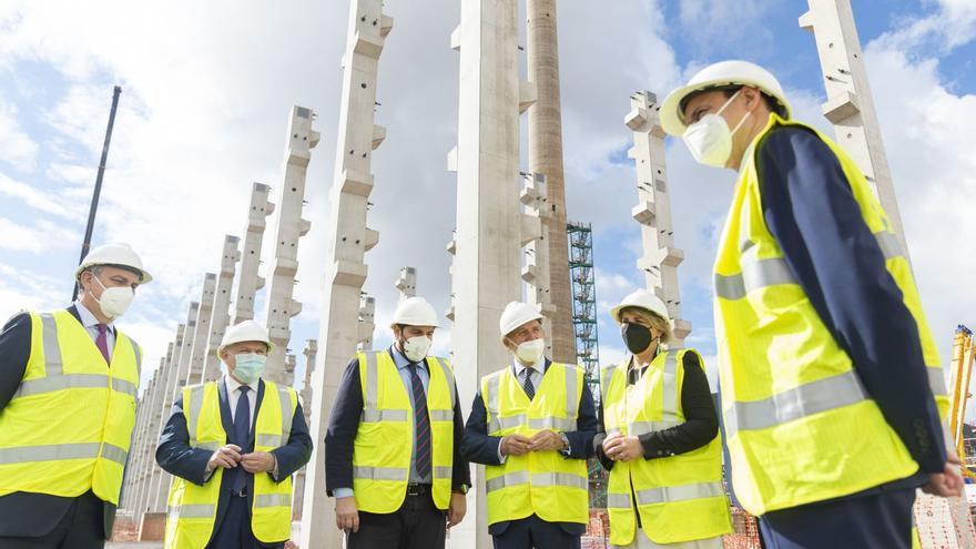 Vélez, Miras, Brufau y Arroyo durante la visita a las obras de la nueva planta de biocombustibles, ayer | IVÁN URQUÍZAR