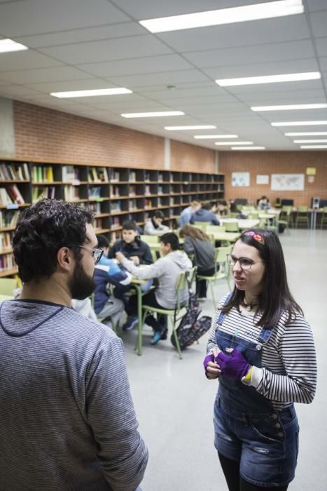 Un bibliotecari a l'IES Benicalap de València