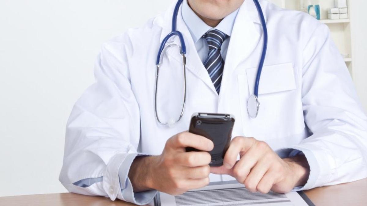 El Colegio de Médicos quiere controlar el uso de redes que hacen los facultativos como profesionales.