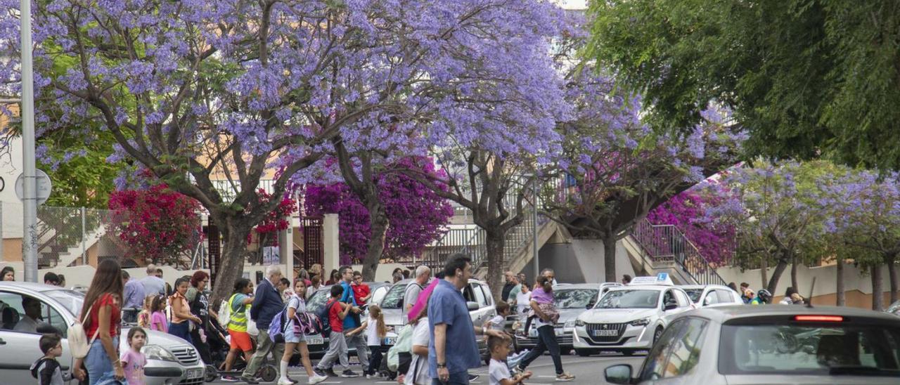 Coches, familias y alumnos compiten por el espacio en el entorno del Marián Aguiló.