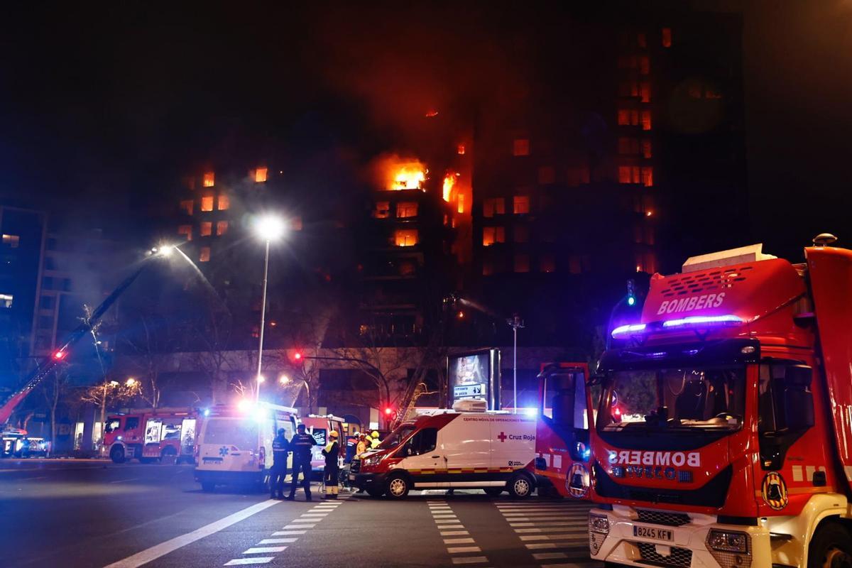 El incendio declarado el edificio de la avenida Maestro Rodrigo de València.