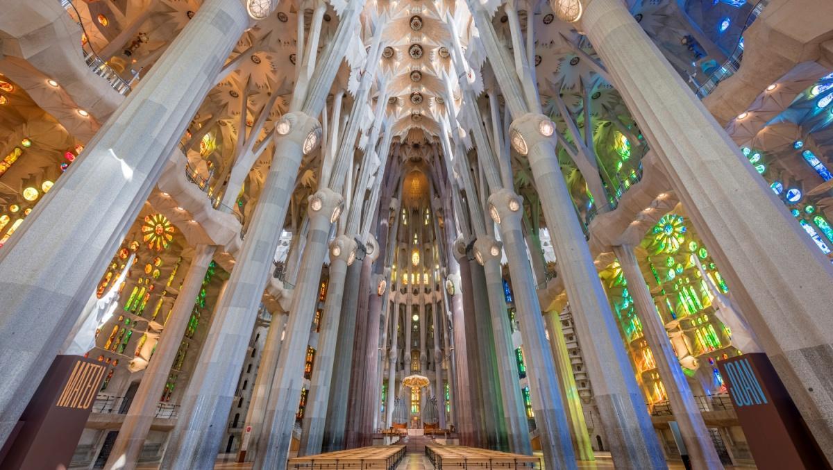 El interior de la iglesia representa un bosque repleto de árboles de piedra. 