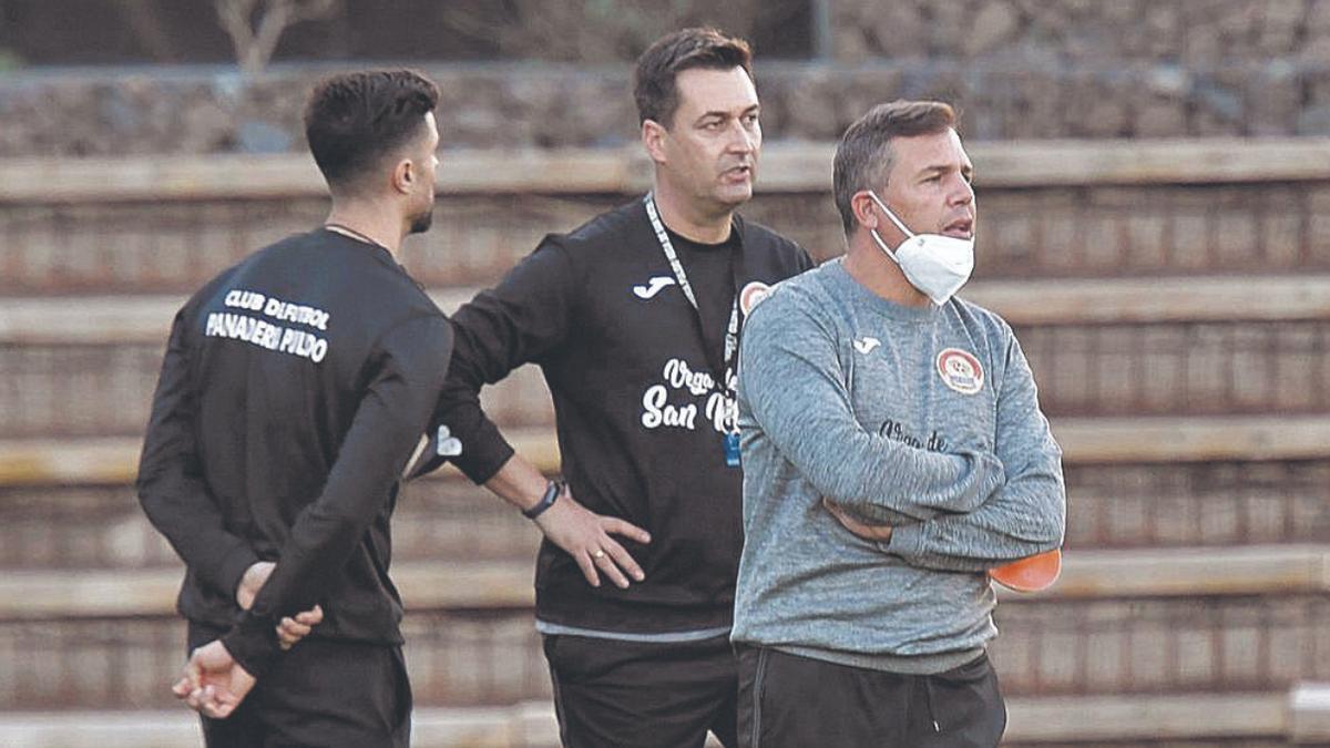 Juan Carlos Socorro, junto a su cuerpo técnico, en el entrenamiento de ayer en la Ciudad Deportiva de Barranco Seco. | | JUAN CASTRO