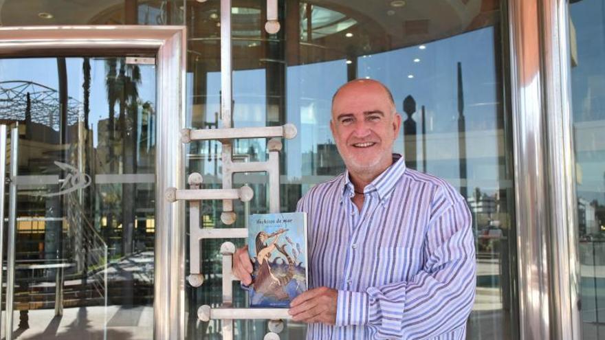 Javier Serapio, ayer, con su nuevo libro, ‘Hechizos de mar’, en la sede de Diario de Ibiza. | CÉSAR NAVARRO