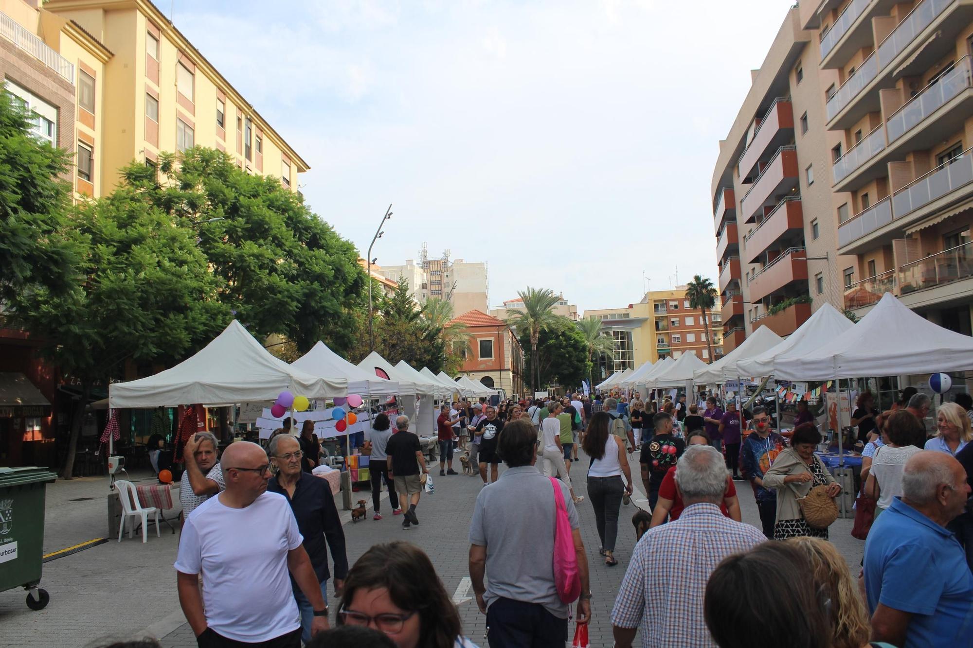 La Feria de Asociaciones llena la calle la Vía de entidades sin ánimo de lucro
