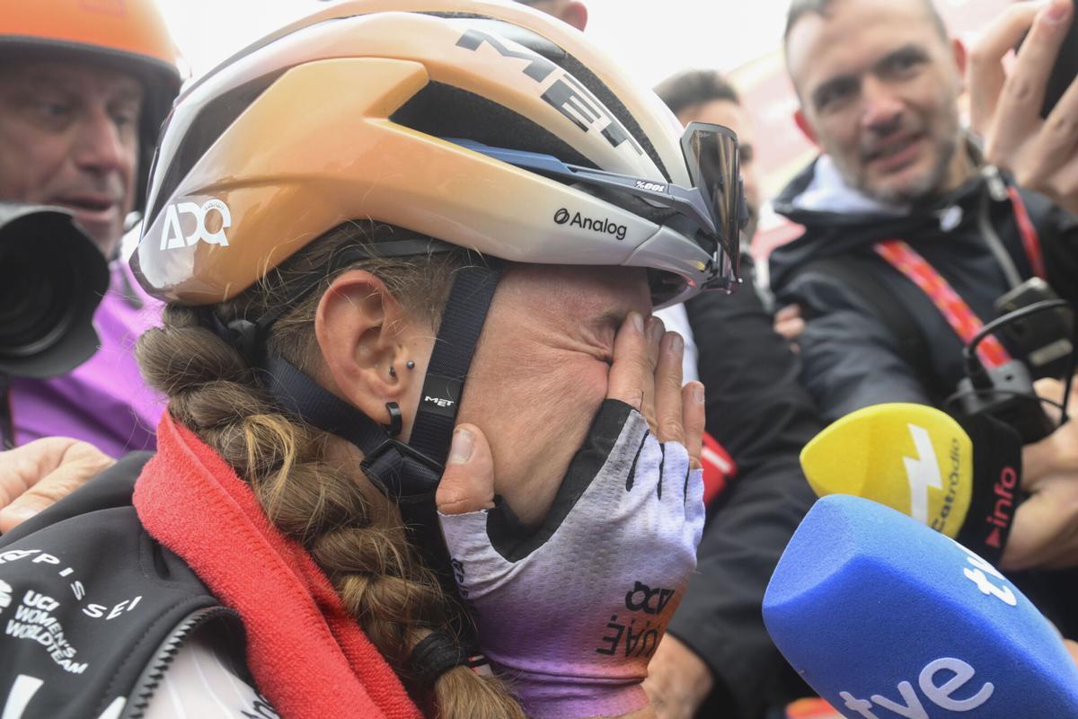 Paula Blasi hace historia en el Angliru y conquista la Vuelta a España