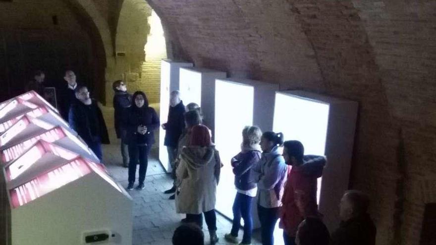 Los visitantes admiran una de las naves de la bodega de la Cámara Agraria.