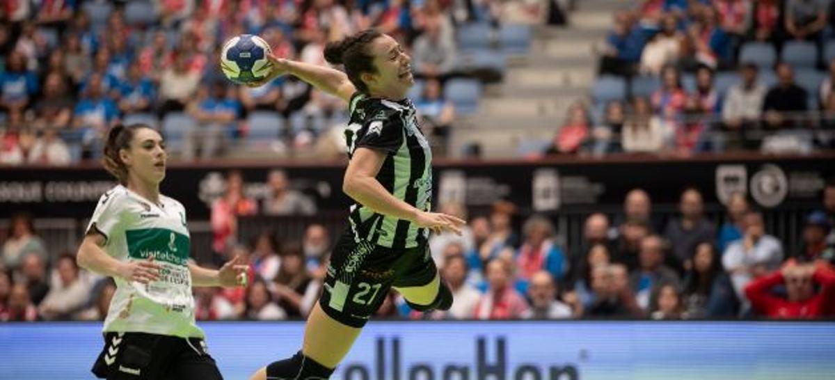 Isa Medeiros lanza a portería.