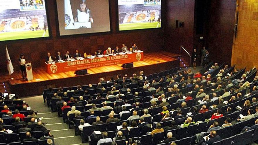 Los pequeños accionistas del Valencia CF presionan a Murthy