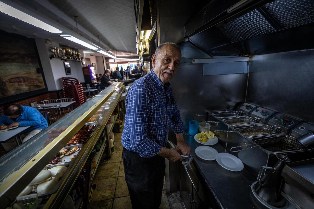 Uno de los bares de barrio con más solera de la ciudad, La Gamba en la plaza de Maragall, cuyo propietario se jubilará y tendrá que traspasarlo en breve.