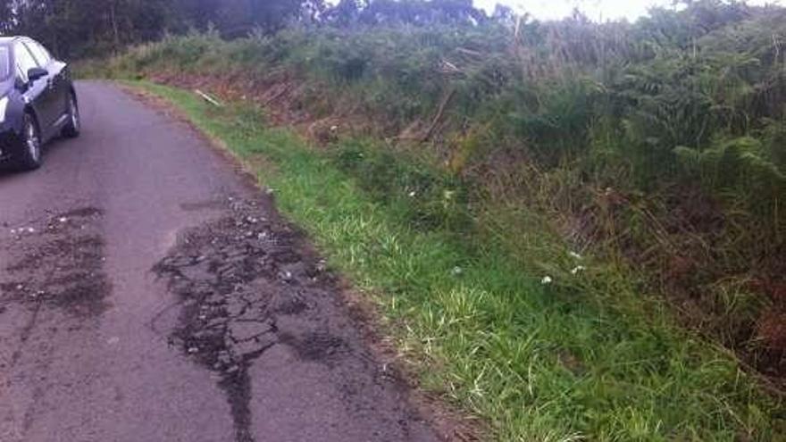 Daños en el vial municipal, en Curtis. / la opinión