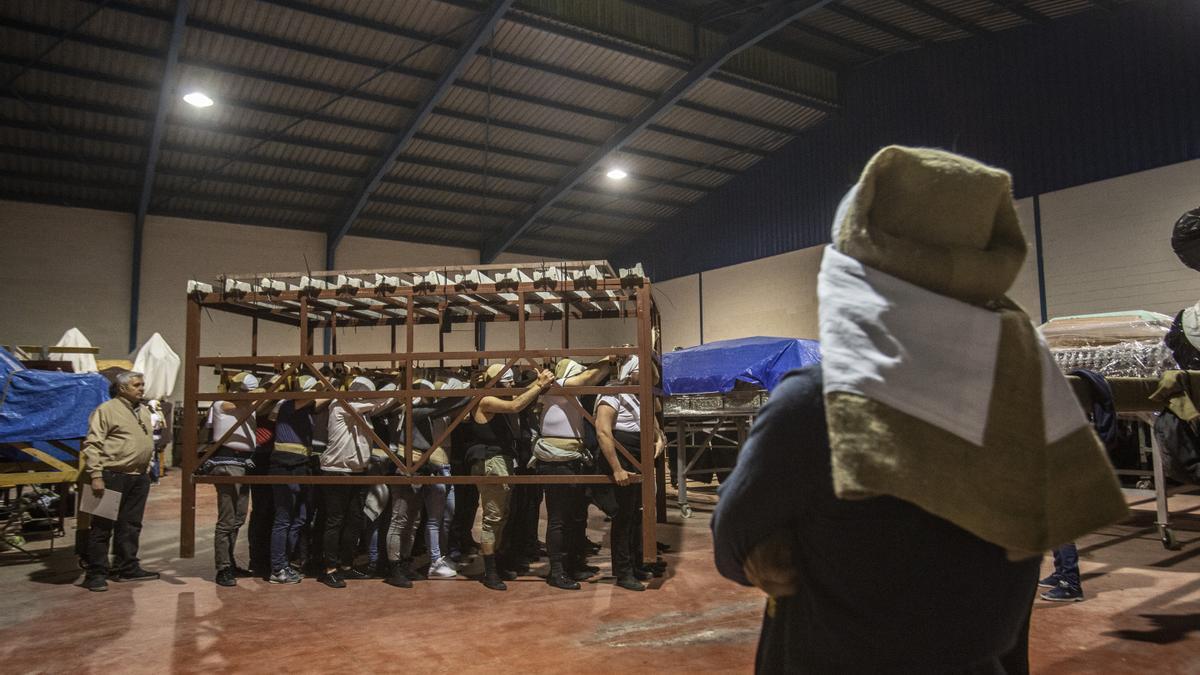 Los costaleros de Humildad y Paciencia ensayan con el trono de palio.