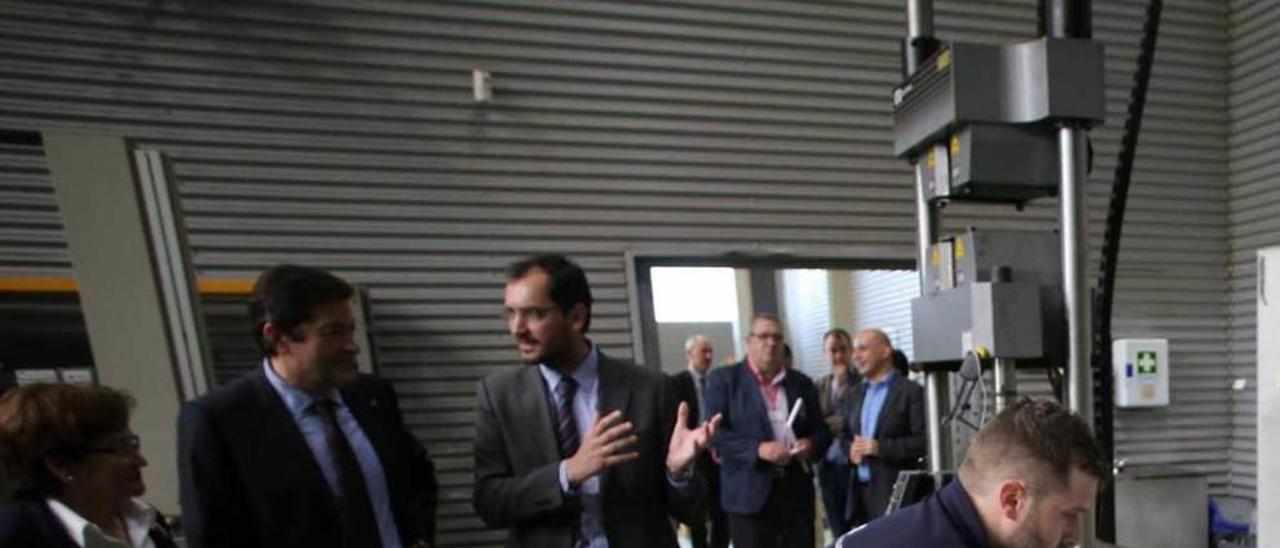 El presidente del Principado, Javier Fernández, recibe explicaciones de Íñigo Felgueroso en una reciente visita del primero al centro tecnológico de los materiales de Avilés.