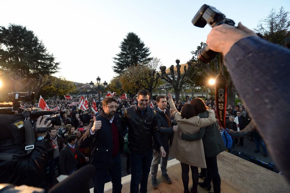 Acto político de Pedro Sánchez en El Entrego