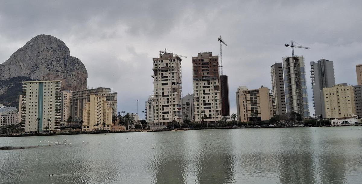 Torres en construcción en la franja de suelo que hay entre el Penyal y la playa y les Salines