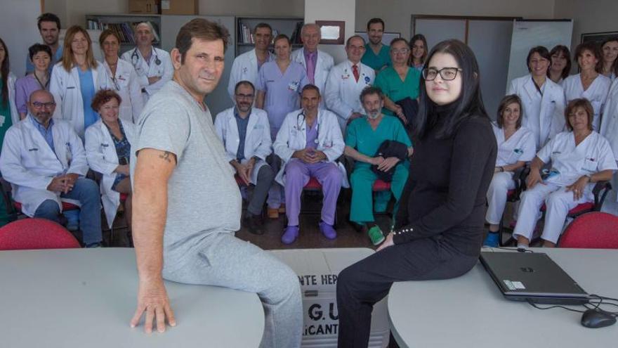 Juan Jiménez y Laura Guardiola, trasplantados de hígado en las últimas semanas, posan junto a buena parte del equipo que ha hecho posible la intervención.