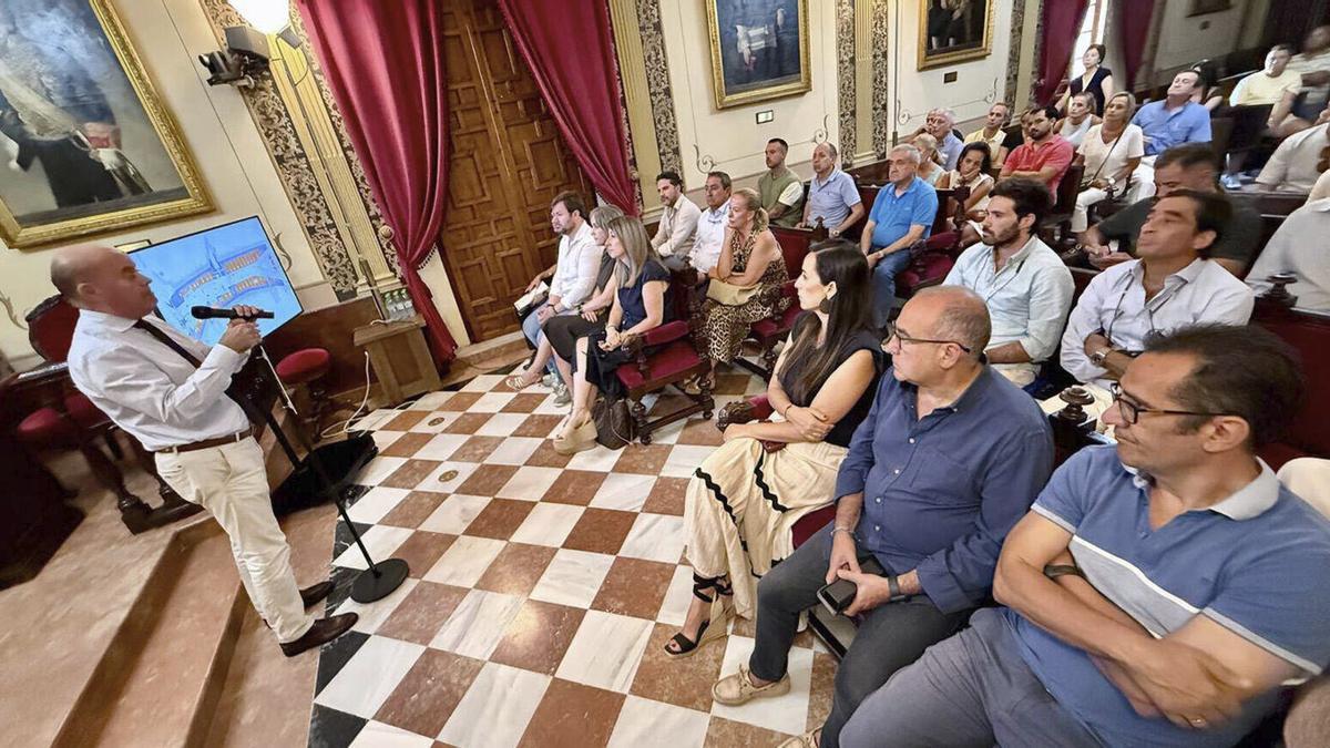 El alcalde de Antequera, Manolo Barón, ha explicado las obras a los empresarios de la Alameda de Andalucía.
