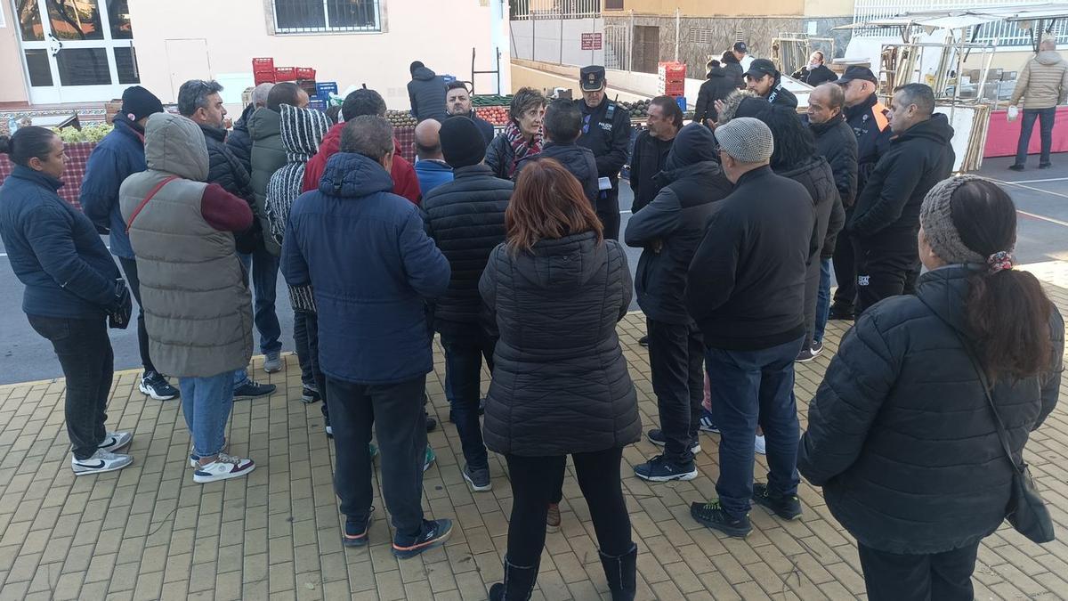 La mayoría de vendedores sigue sin montar sus puestos (ayer solo lo hicieron cinco) al estar en desacuerdo con la nueva ubicación.