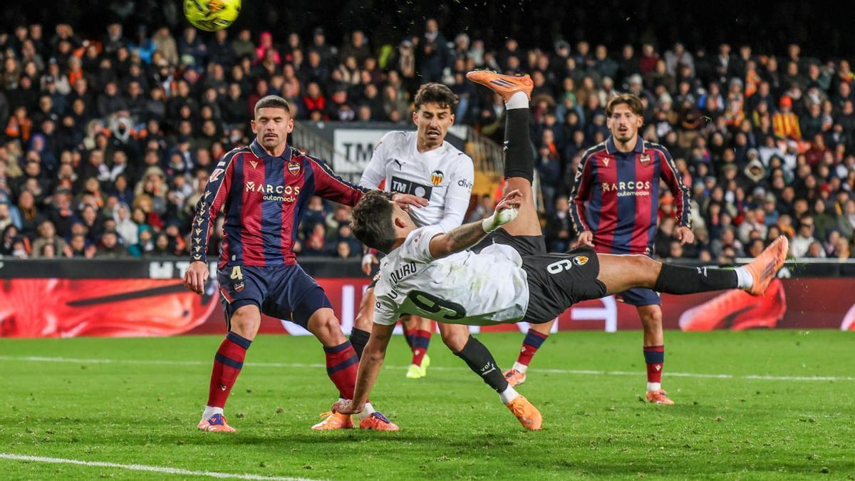 Momento en el que Hugo Duro decidió el derbi con su chilena en el minuto 79