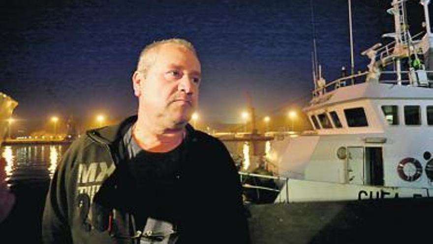 Eduardo Pena, anoche, en el muelle pesquero de Avilés. // Mara Villamuza