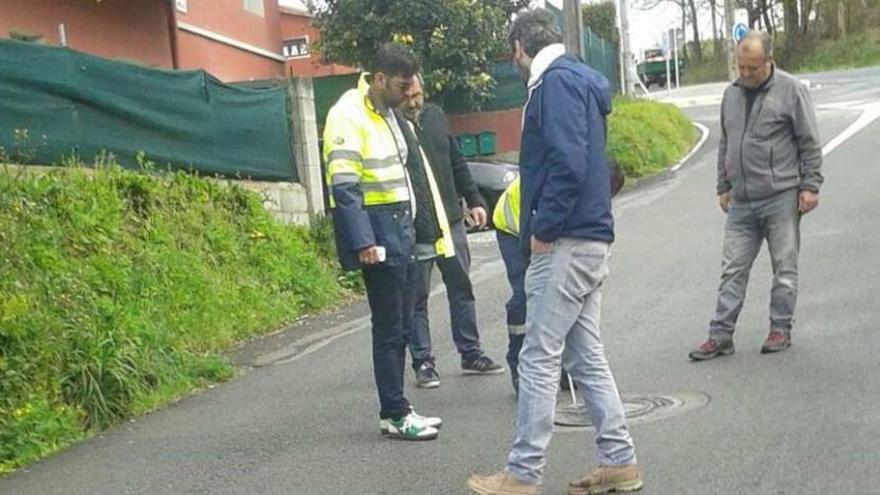 Técnicos municipales de Cambre y Oleiros, ayer en San Marcos levantando alcantarillas.