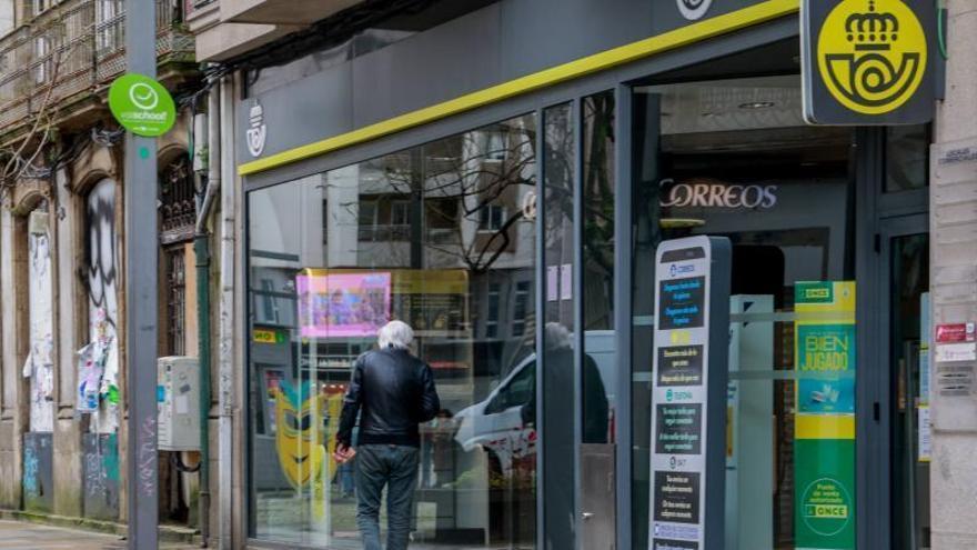 Correos funciona con la mitad  de trabajadores