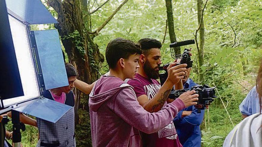 Adrián González y Daniel Pérez durante el rodaje de &quot;Mans mortas&quot;. // D.P.