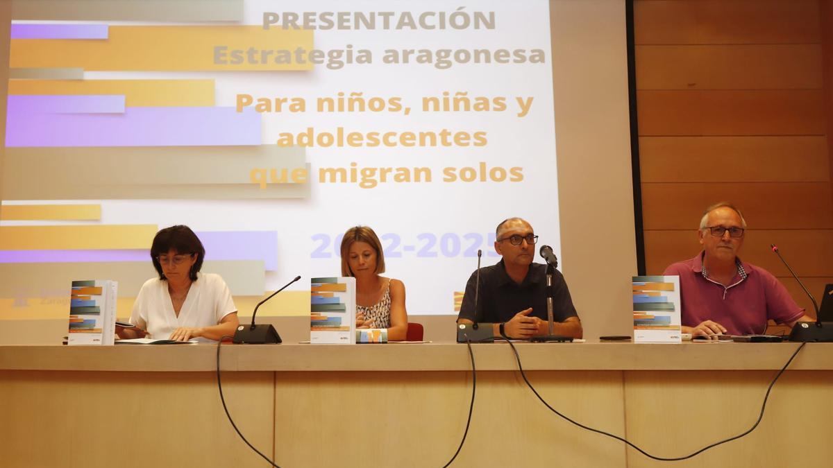 Presentación de la estrategia aragonesa 2022-2025 para menores que migran solos, con Noelia Carbó (directora del IASS) y Chabier Gimeno (investigador de la Universidad de Zaragoza) al centro.